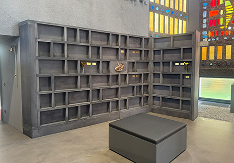 Foto Sitzbänke im Kolumbarium Foto Sitzbänke im Kolumbarium