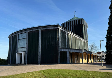 Foto Sitzbänke im Kolumbarium Foto Sitzbänke im Kolumbarium