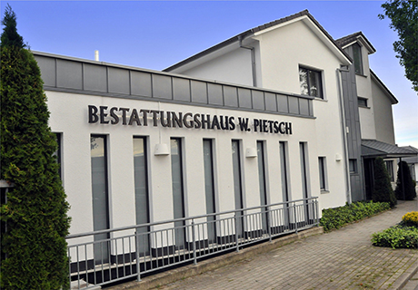 Foto  Trauerhalle von außen